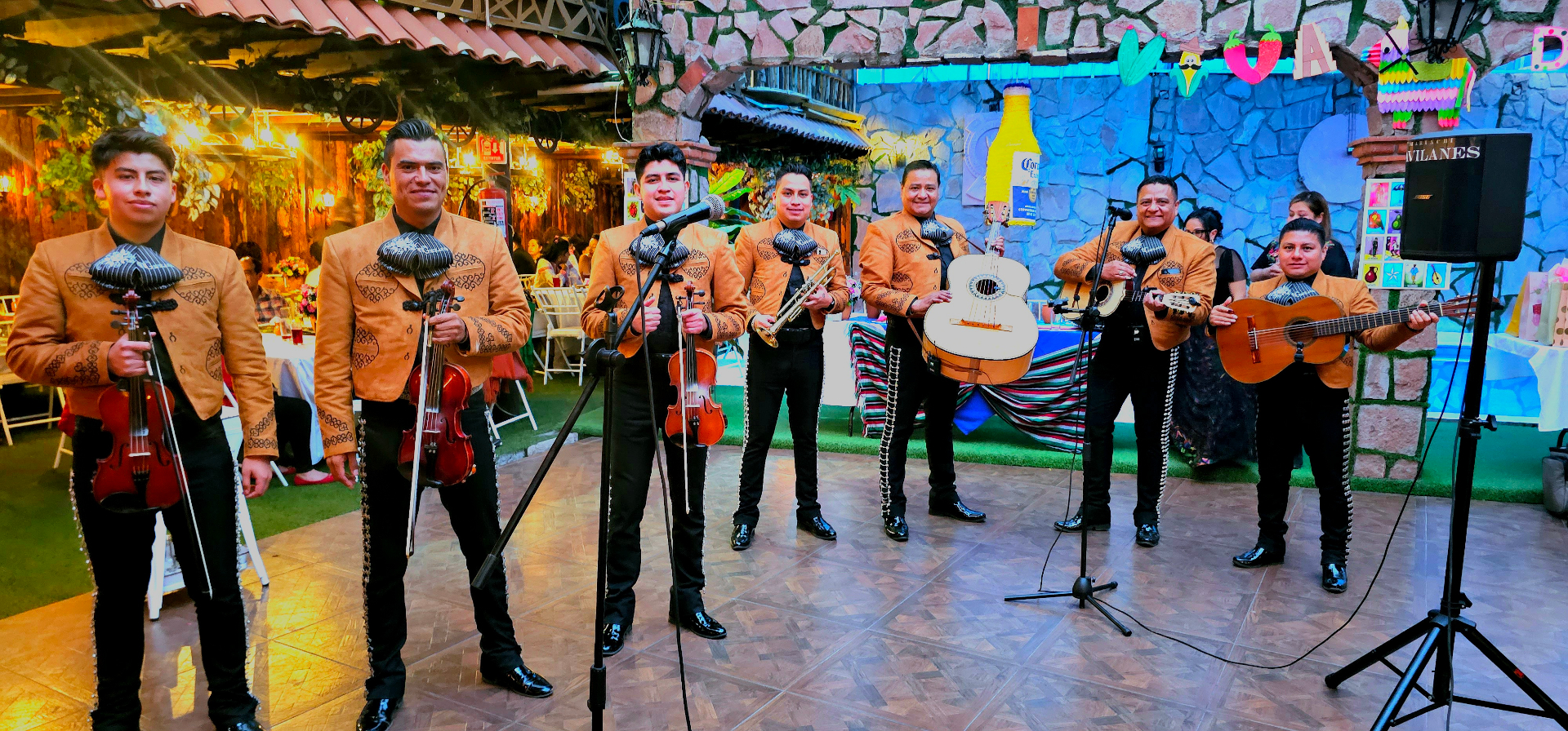 Mariachi tocando en vivo en jardín de fiesta