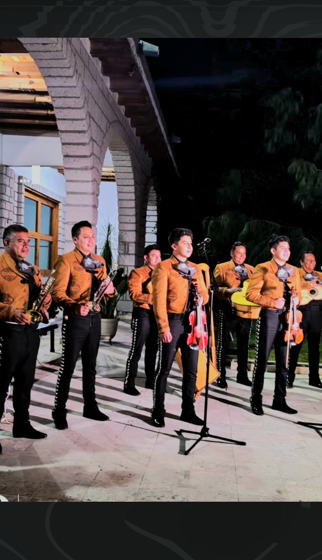 Mariachi tocando en una terraza de noche