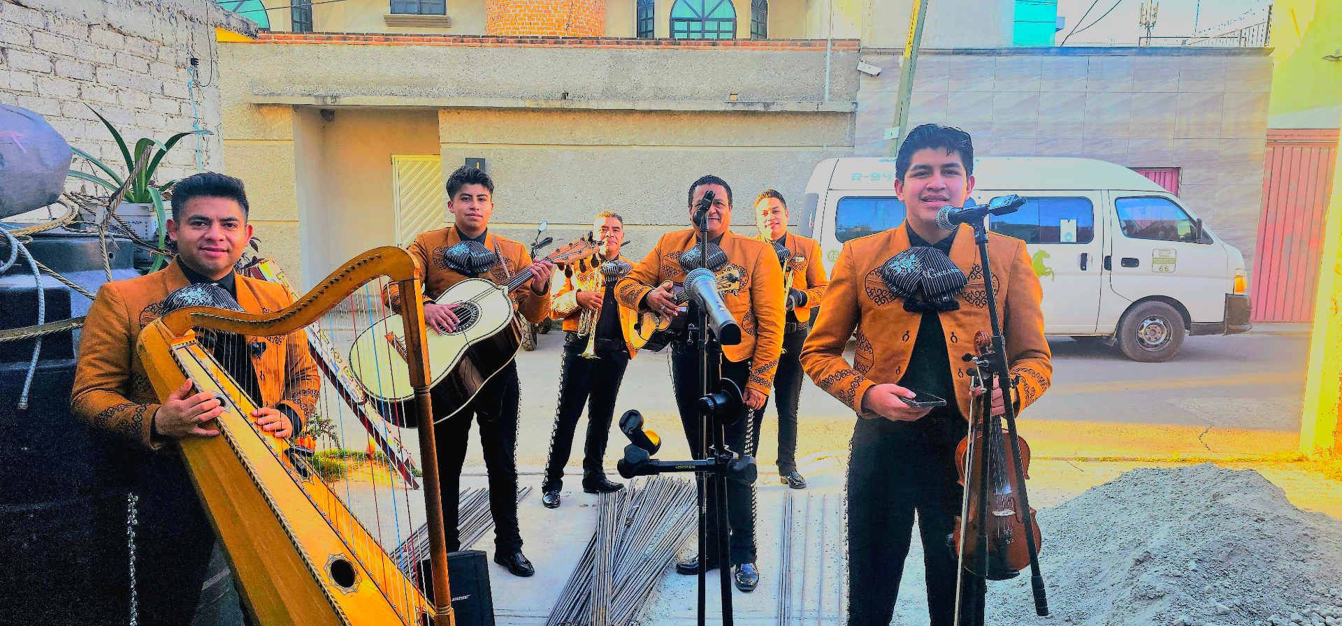 Mariachi tocando en serenata matutina